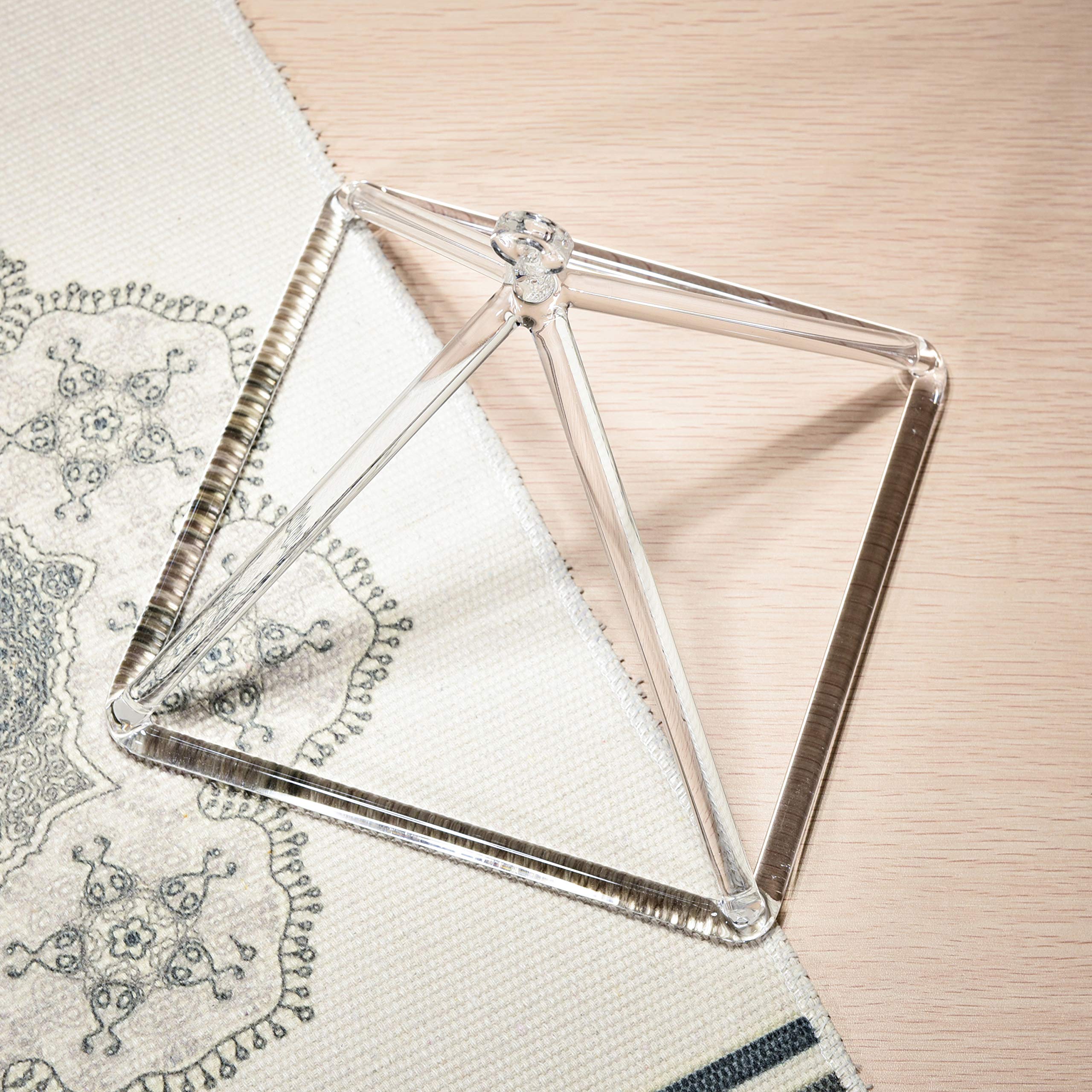TOPFUND clear crystal pyramid adds visual appeal and ambience