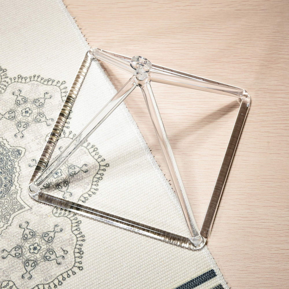 TOPFUND clear crystal pyramid adds visual appeal and ambience