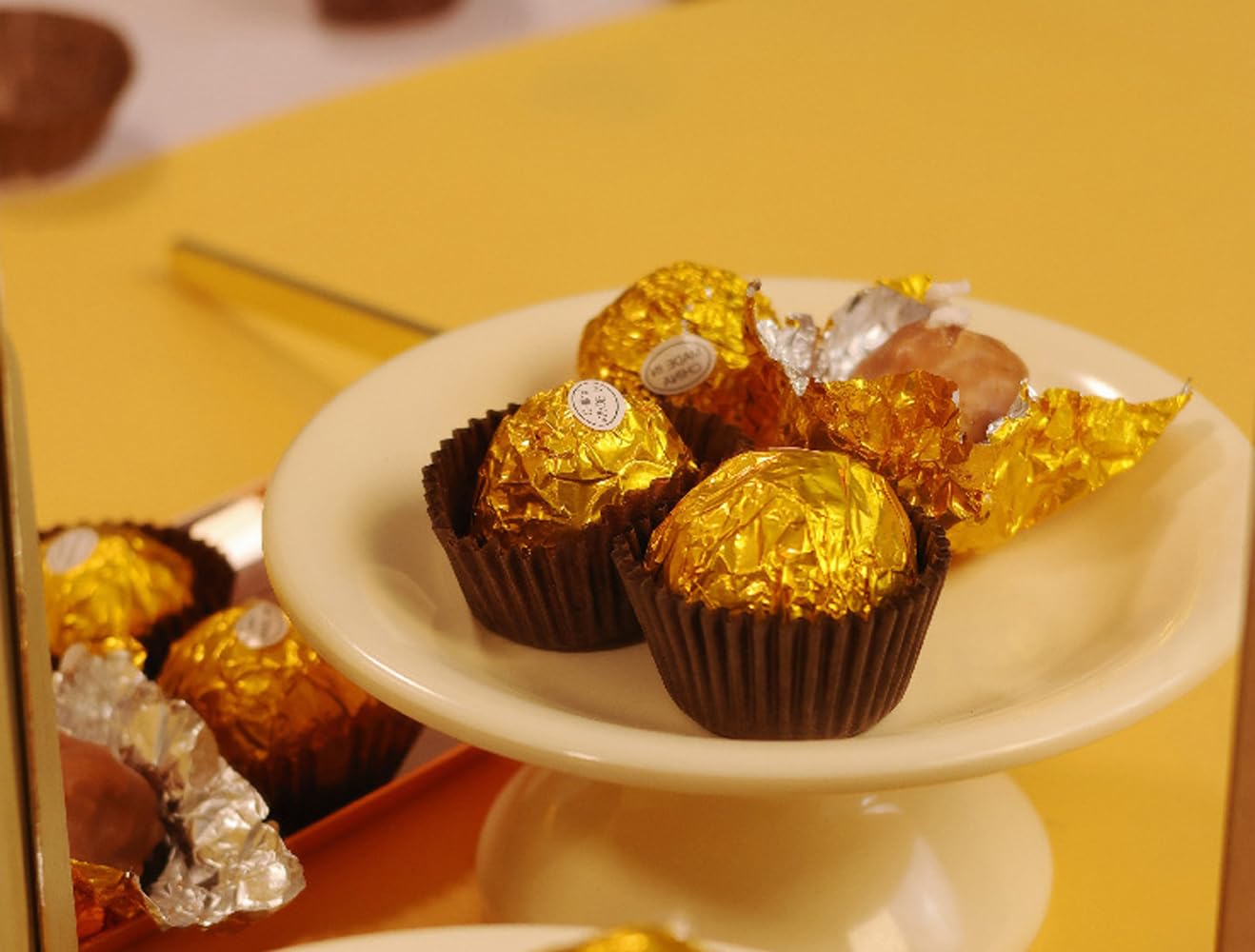 T-shin gold-chocolate ball candle enhances home decor ambiance