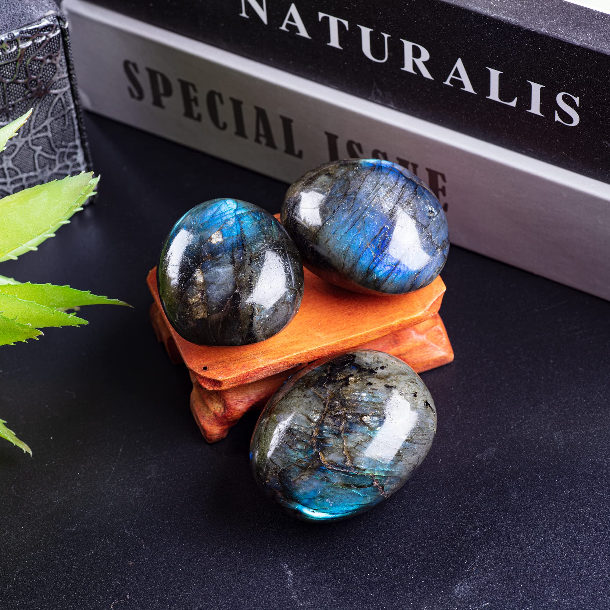 UU UNIHOM Labradorite palm stone in hand shows tactile grip for calm moments.