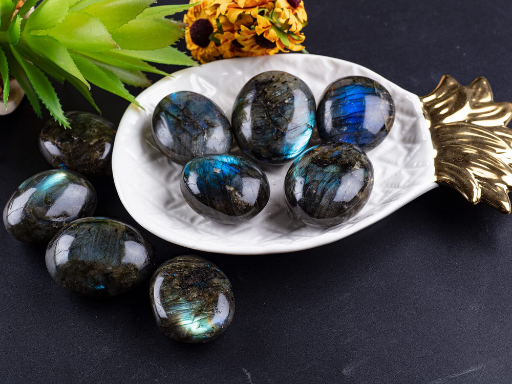 UU UNIHOM Labradorite palm stone packaging highlights gift-ready presentation.