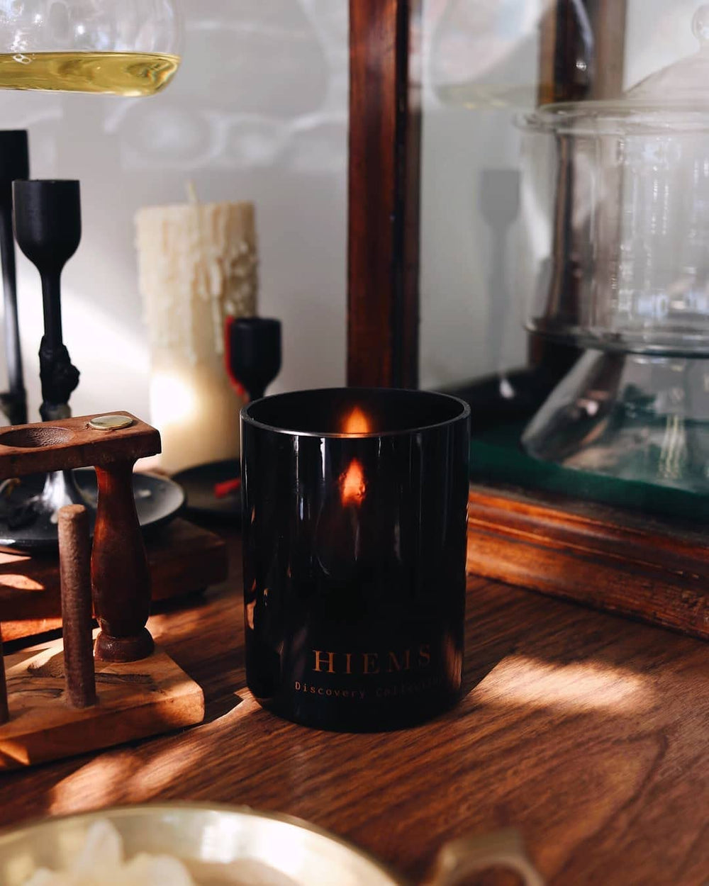 Vancouver Candle Co. Hiems Discovery wax pour demonstrates clean soy burn and long-lasting scent.