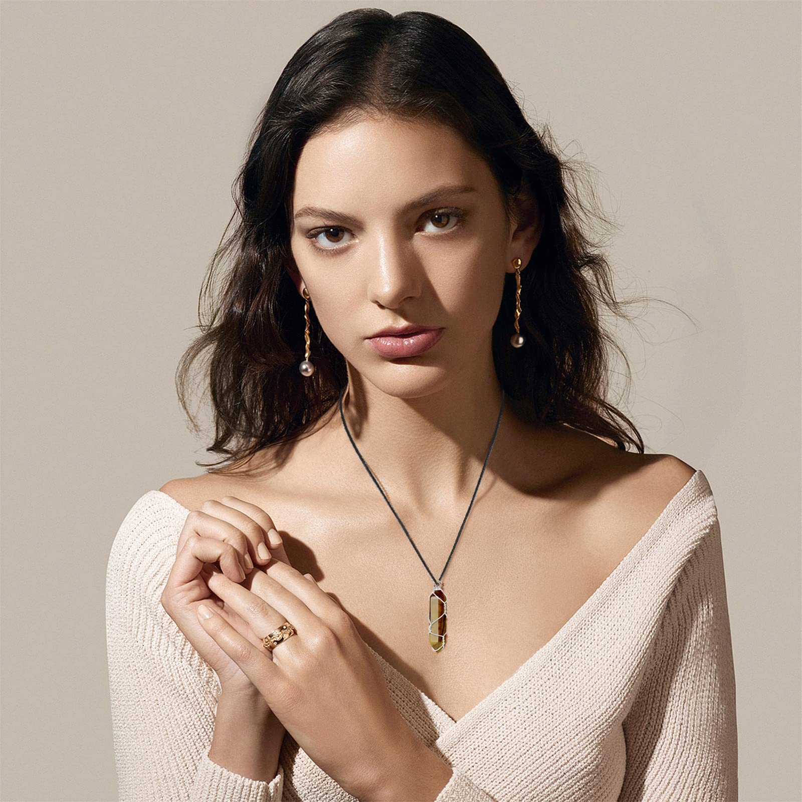 VIBILIA 20-inch adjustable chain with crystal pendant on display