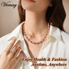 Vicmag copper magnetic necklace fishtail-links detail showing fluid, stylish pattern.