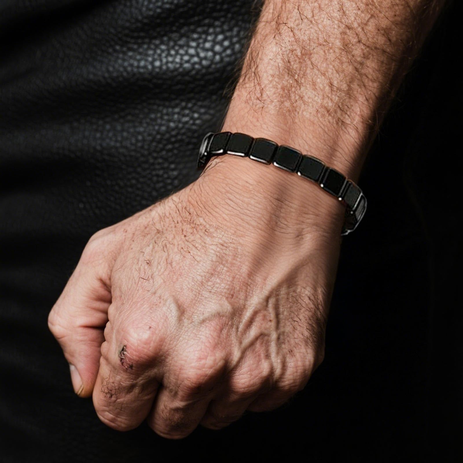 VIVIZEN Hemoy hematite bracelet for calm evenings and rest.