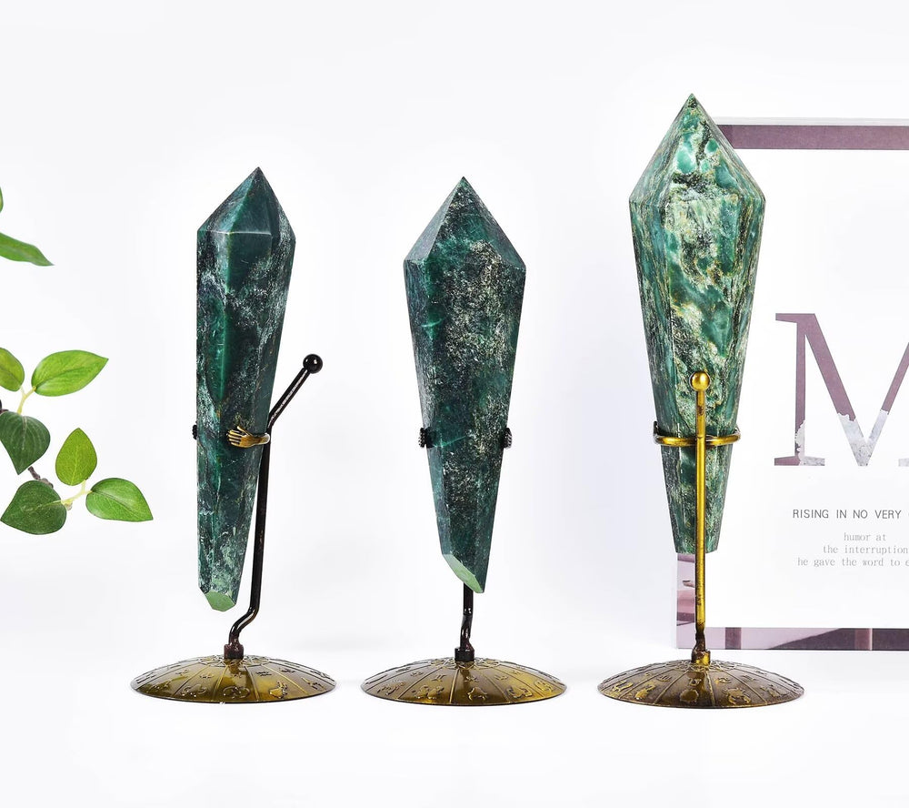 Vizytou Emerald Wand Point close detailed texture highlights natural formations for display