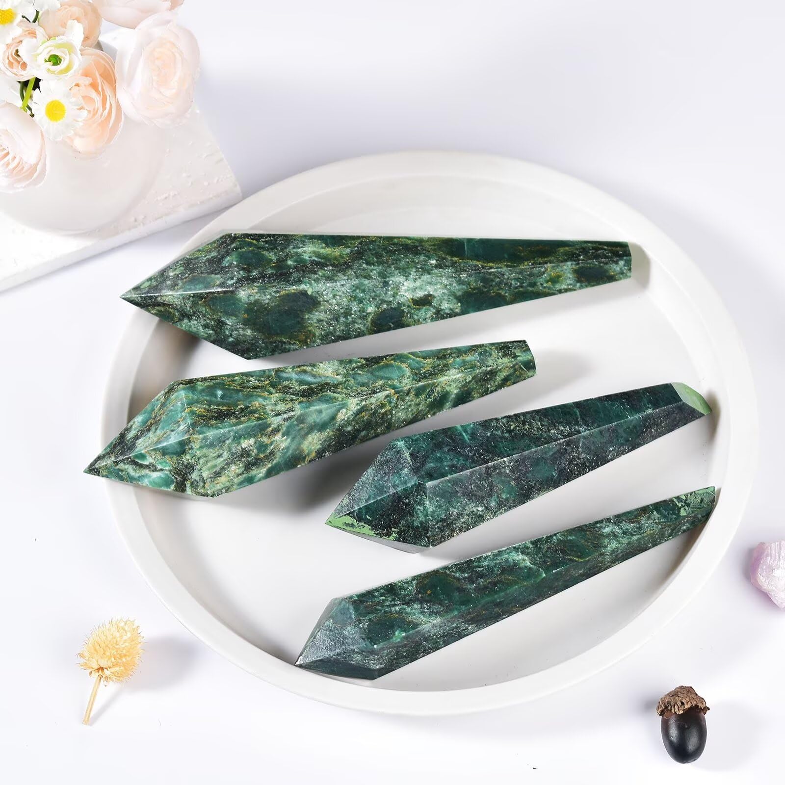 VIZYTOU Emerald Wand Stand displays the crystal elegantly