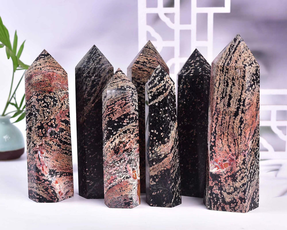 VIZYTOU Gold Snowflake Obsidian in-room display enhances ambiance.