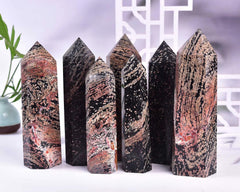 VIZYTOU Gold Snowflake Obsidian in-room display enhances ambiance.
