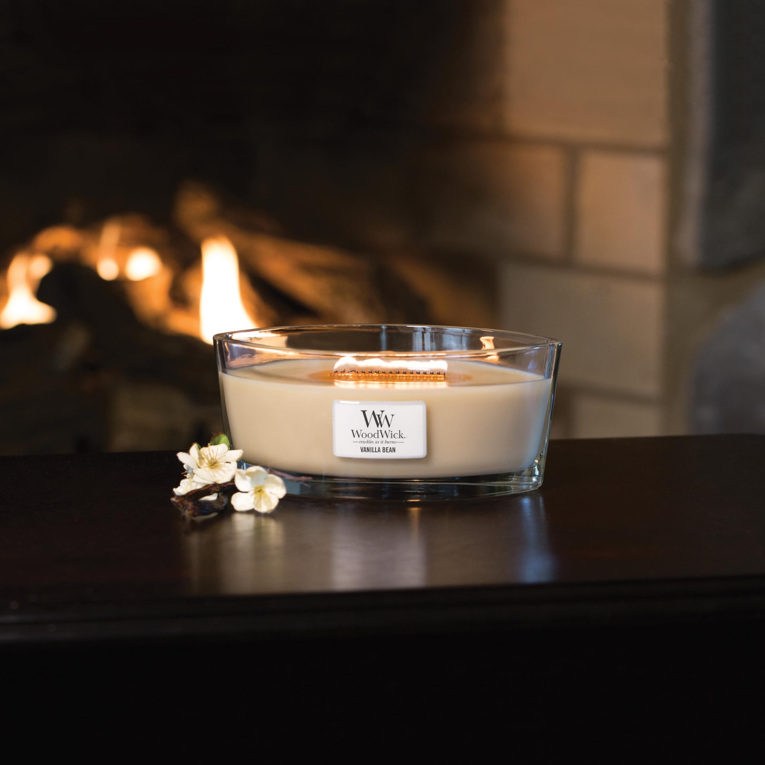 WoodWick Elipsa Vanilla Bean candle top showing heat-resistant surface feature.