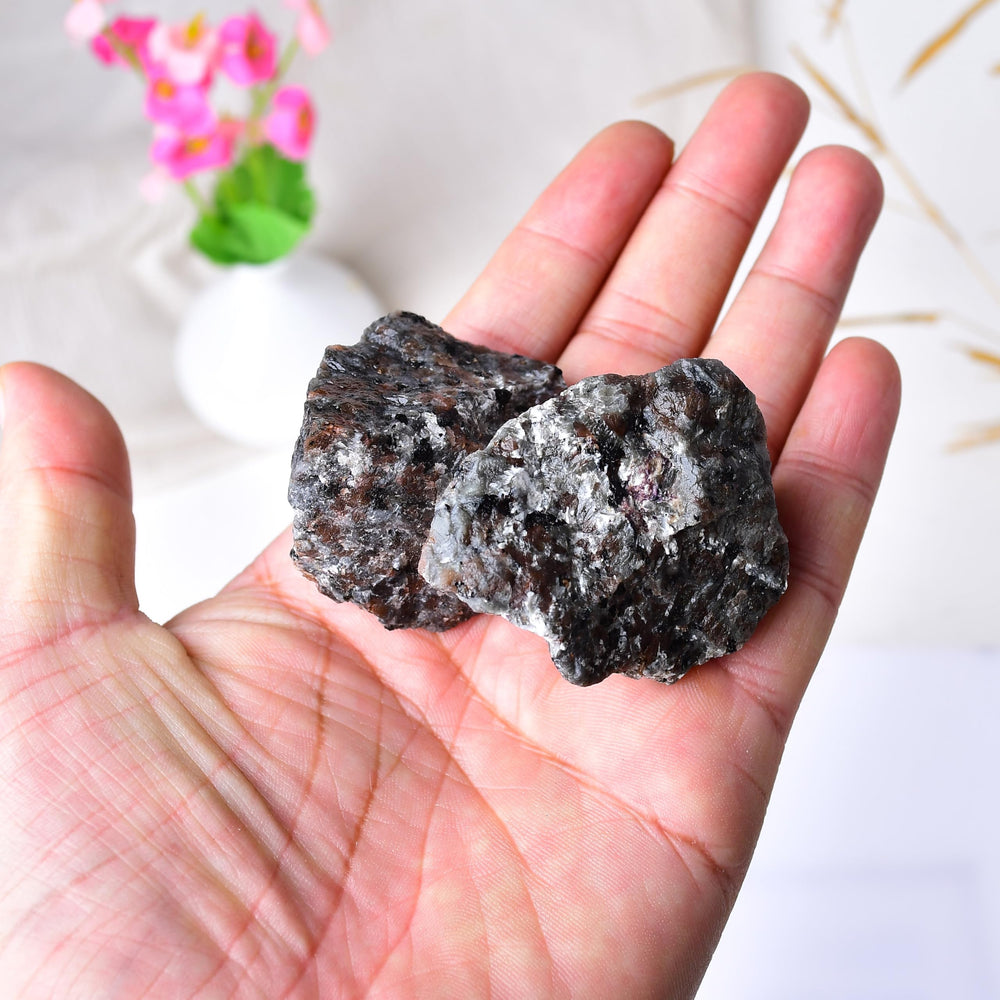 Gift-ready flame stone crystals from WUYOUSHI for mindful crafting.