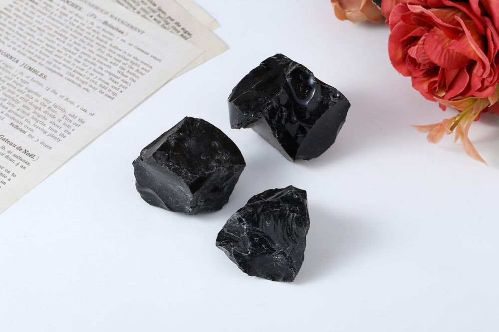 XIANNVXI Obsidian close-up reveals glossy edges suitable for desk decor.