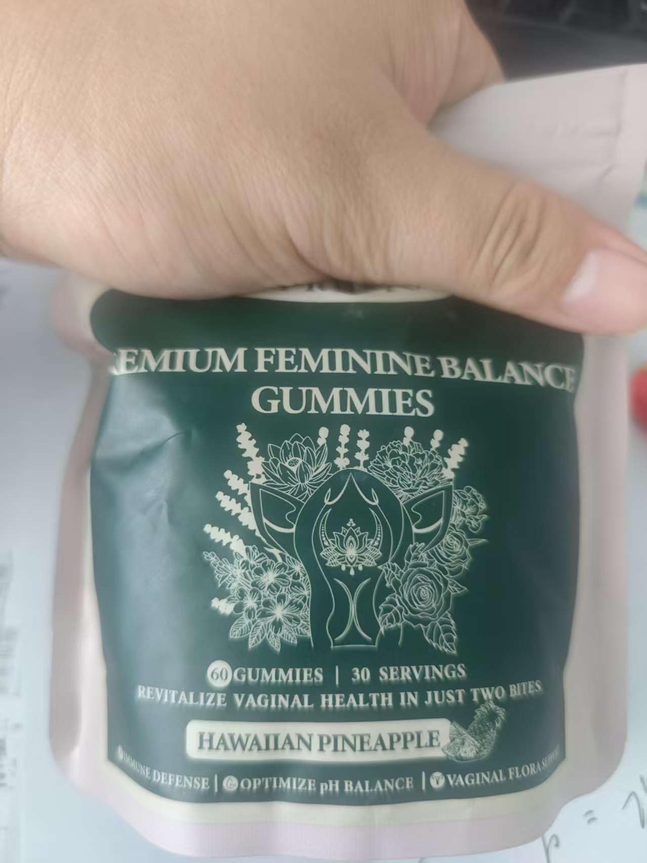 Yalei Nuora Balance Gummies bottle with Hawaiian pineapple flavor for daily feminine wellness and odor balance