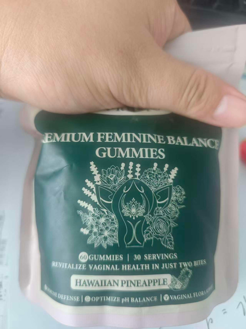 Yalei Nuora Balance Gummies bottle with Hawaiian pineapple flavor for daily feminine wellness and odor balance