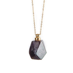 YGLINE Amethyst necklace bottle close-up, showcasing crystal and aroma bottle for personal fragrance.