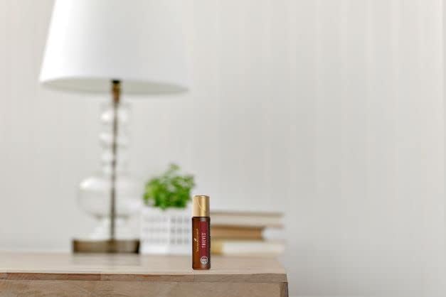 Young Living Thieves Roll-On apoya el bienestar diario con aroma reconfortante.