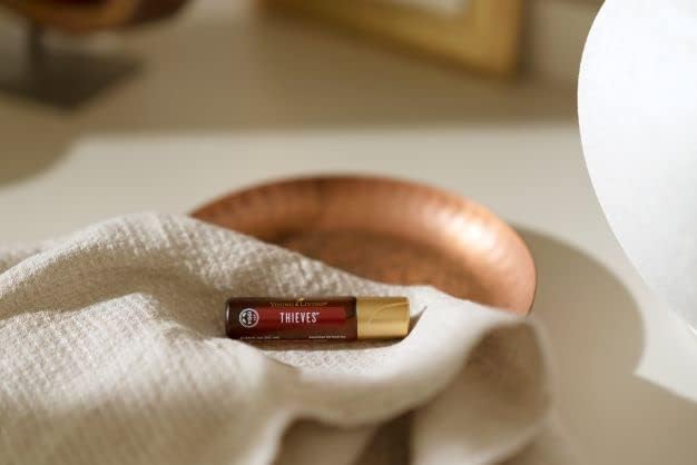 Young Living Thieves Roll-On para llevar en bolso, perfecto para la rutina diaria.