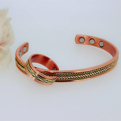YURAINN close-up of neodymium magnets and copper texture for everyday wear.