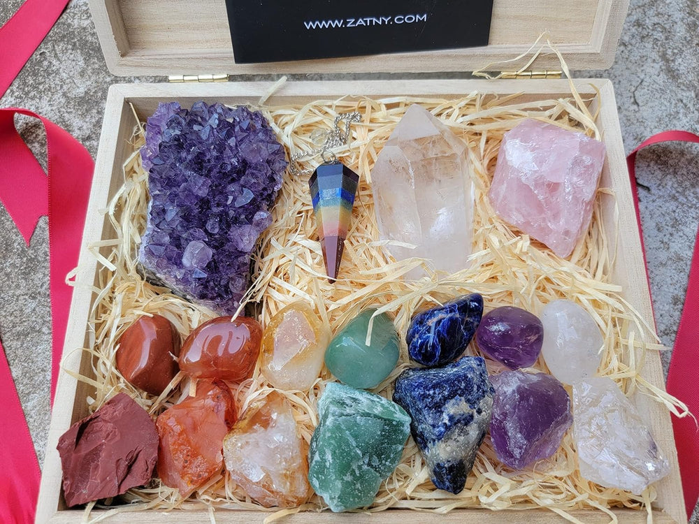 Péndulos de cristal para chakra y sintonizar energías durante la meditación.