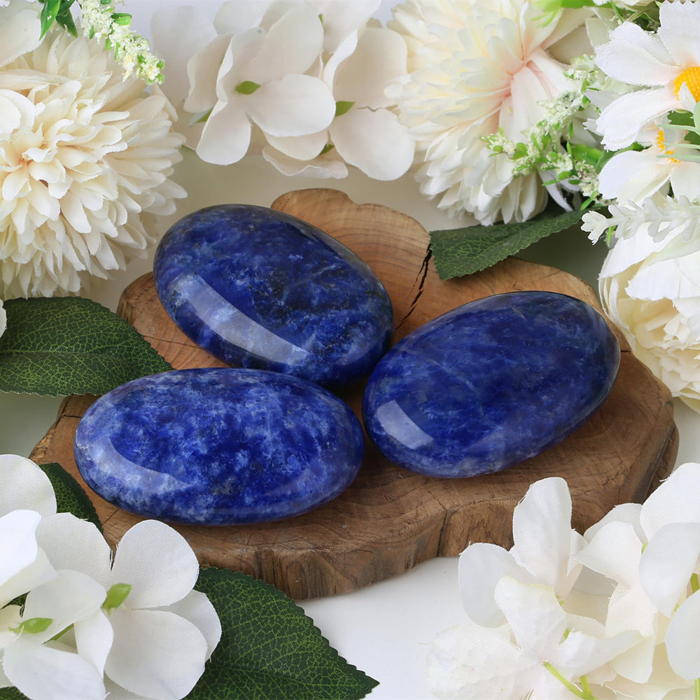 Close-up of Zhiyuxi blue sodalite palm stone for tactile calm.