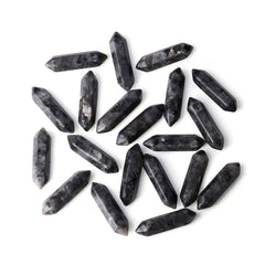 Pierre labradorite noire ZHIYUXI en baguette, favorisant la clarté mentale et le calme.
