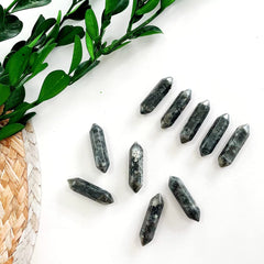 Baguettes en labradorite noire ZHIYUXI tenues en main pour calmer l'esprit.
